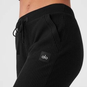 Alo Yoga Muse Ribbed Sweatpants | Black | Large